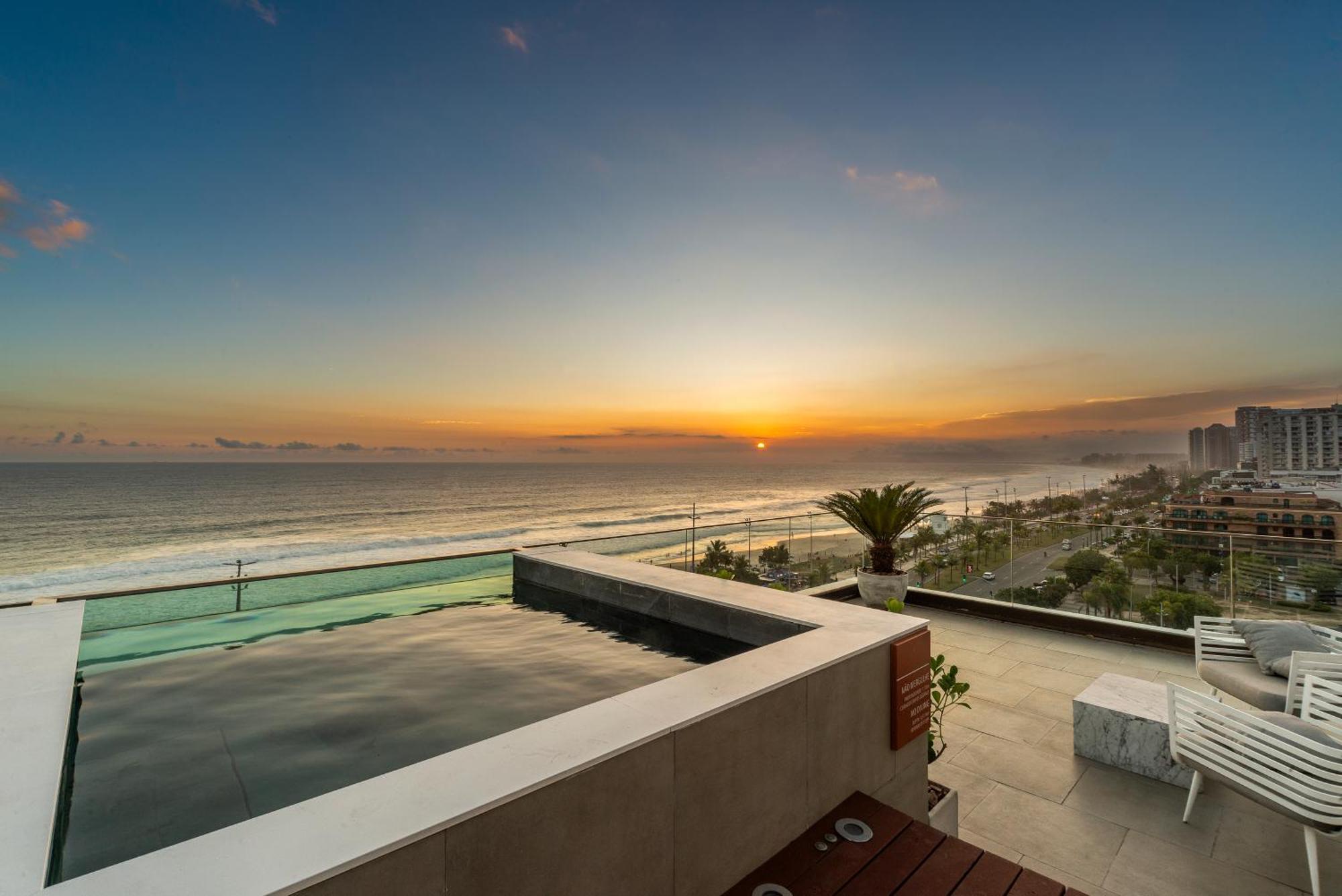 Hotel Lifestyle Laghetto Collection Rio de Janeiro Exterior foto Sunset at the rooftop pool